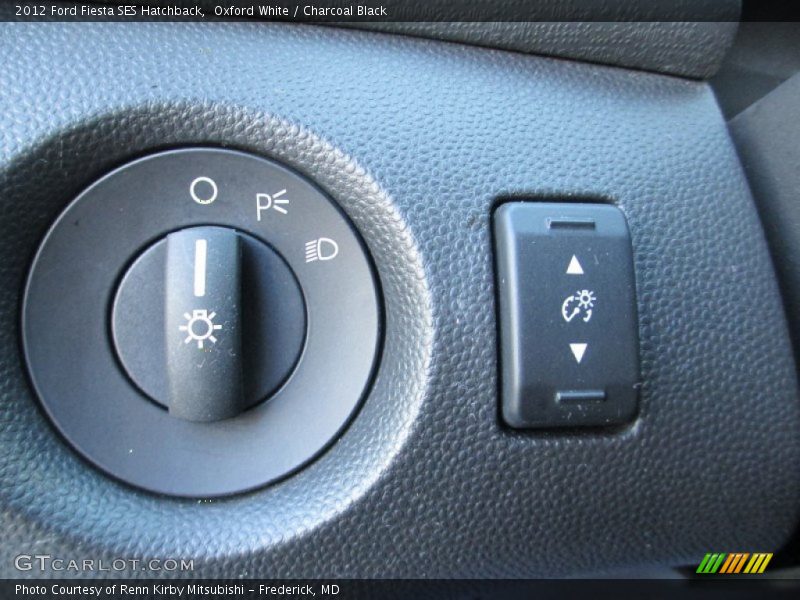 Oxford White / Charcoal Black 2012 Ford Fiesta SES Hatchback