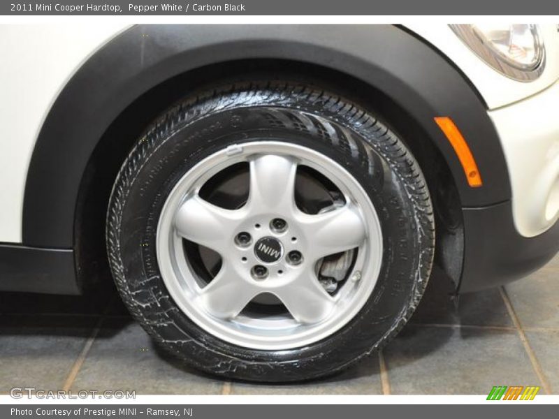 Pepper White / Carbon Black 2011 Mini Cooper Hardtop