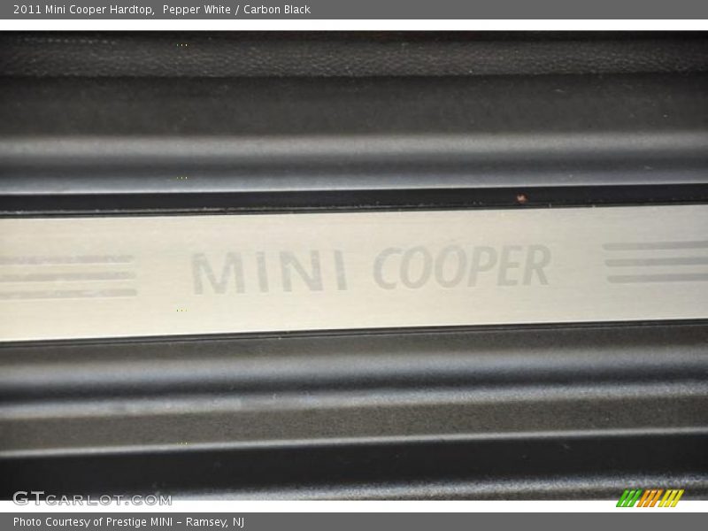 Pepper White / Carbon Black 2011 Mini Cooper Hardtop