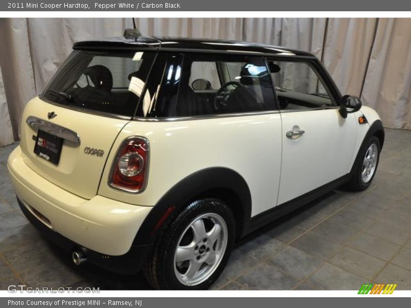 Pepper White / Carbon Black 2011 Mini Cooper Hardtop