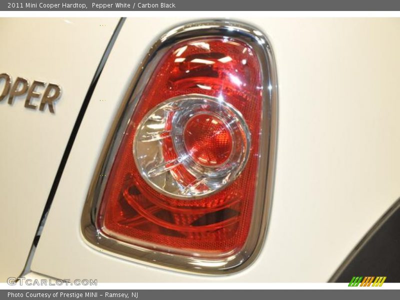 Pepper White / Carbon Black 2011 Mini Cooper Hardtop