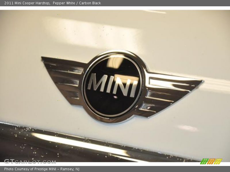 Pepper White / Carbon Black 2011 Mini Cooper Hardtop