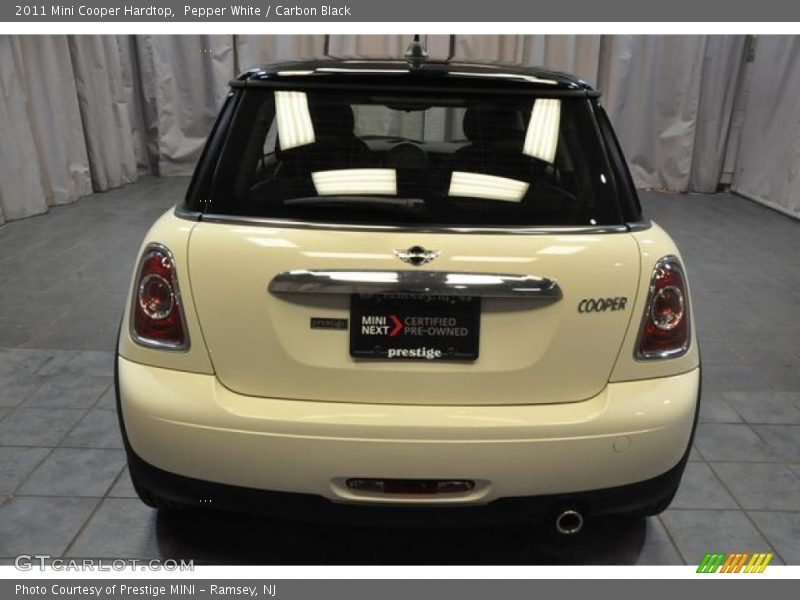 Pepper White / Carbon Black 2011 Mini Cooper Hardtop