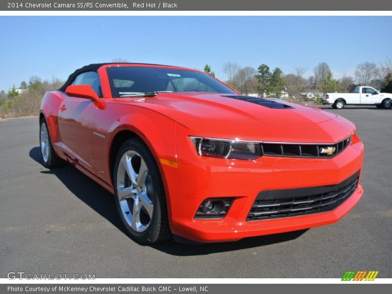 Front 3/4 View of 2014 Camaro SS/RS Convertible
