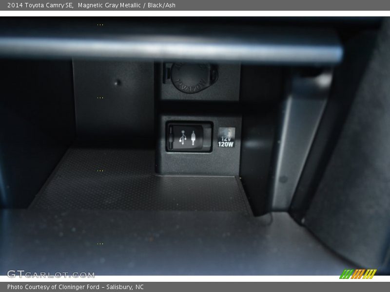 Magnetic Gray Metallic / Black/Ash 2014 Toyota Camry SE