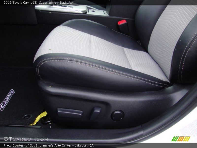 Super White / Black/Ash 2012 Toyota Camry SE