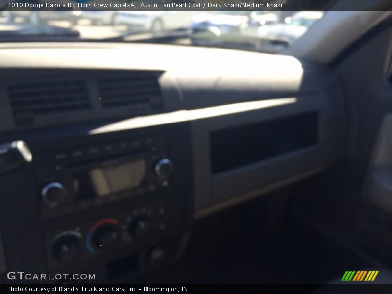 Austin Tan Pearl Coat / Dark Khaki/Medium Khaki 2010 Dodge Dakota Big Horn Crew Cab 4x4