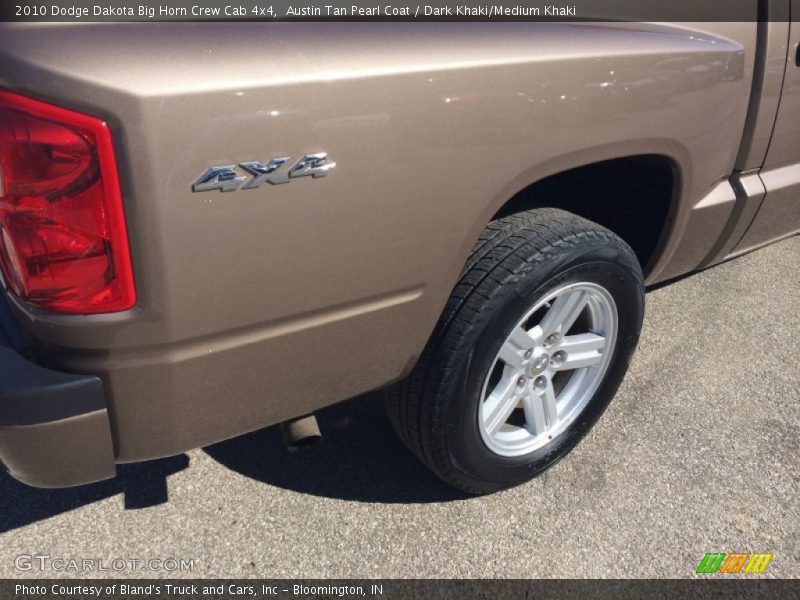 Austin Tan Pearl Coat / Dark Khaki/Medium Khaki 2010 Dodge Dakota Big Horn Crew Cab 4x4