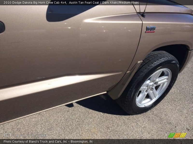 Austin Tan Pearl Coat / Dark Khaki/Medium Khaki 2010 Dodge Dakota Big Horn Crew Cab 4x4