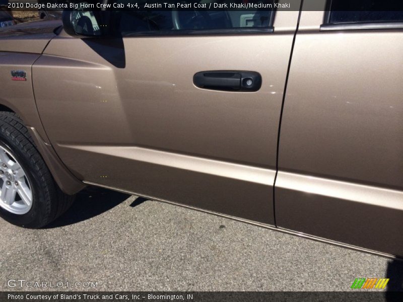 Austin Tan Pearl Coat / Dark Khaki/Medium Khaki 2010 Dodge Dakota Big Horn Crew Cab 4x4