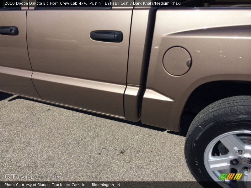 Austin Tan Pearl Coat / Dark Khaki/Medium Khaki 2010 Dodge Dakota Big Horn Crew Cab 4x4