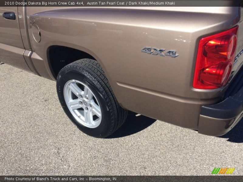 Austin Tan Pearl Coat / Dark Khaki/Medium Khaki 2010 Dodge Dakota Big Horn Crew Cab 4x4