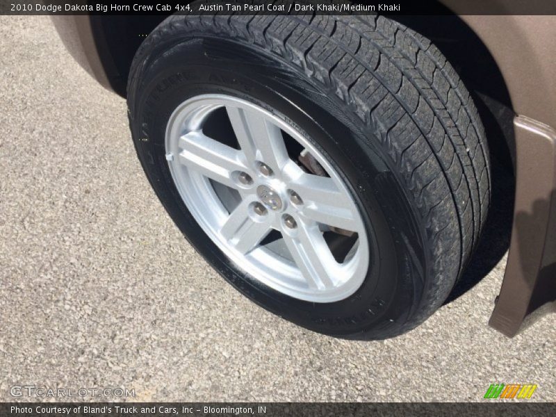 Austin Tan Pearl Coat / Dark Khaki/Medium Khaki 2010 Dodge Dakota Big Horn Crew Cab 4x4