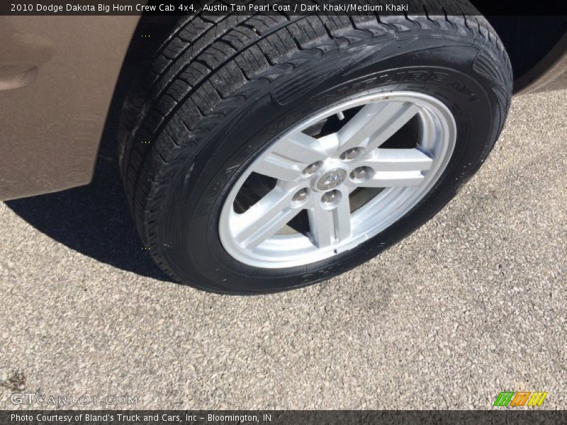 Austin Tan Pearl Coat / Dark Khaki/Medium Khaki 2010 Dodge Dakota Big Horn Crew Cab 4x4