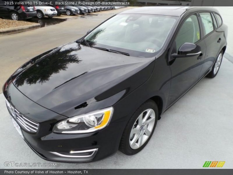 Front 3/4 View of 2015 V60 T5 Drive-E