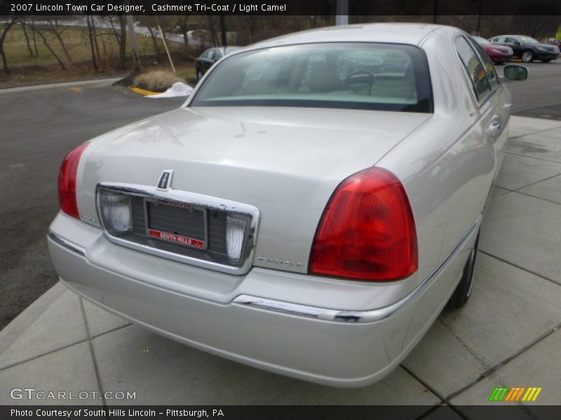 Cashmere Tri-Coat / Light Camel 2007 Lincoln Town Car Designer