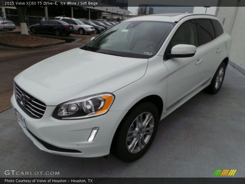Front 3/4 View of 2015 XC60 T5 Drive-E