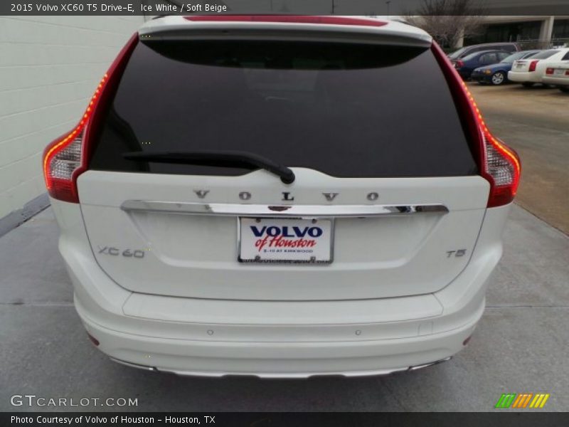 Ice White / Soft Beige 2015 Volvo XC60 T5 Drive-E