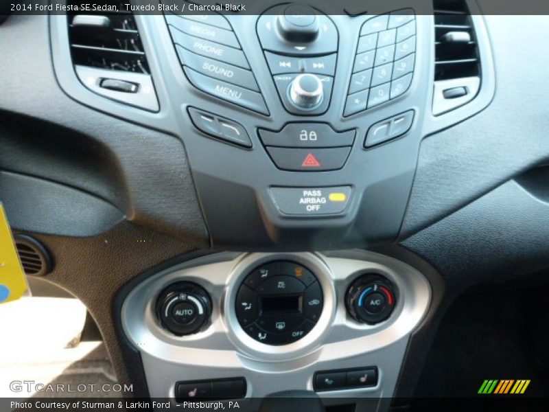 Tuxedo Black / Charcoal Black 2014 Ford Fiesta SE Sedan