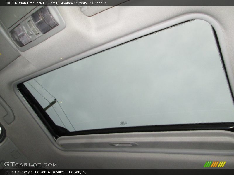 Avalanche White / Graphite 2006 Nissan Pathfinder LE 4x4