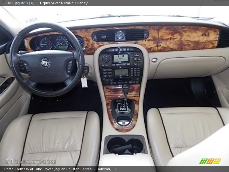Dashboard of 2007 XJ XJ8