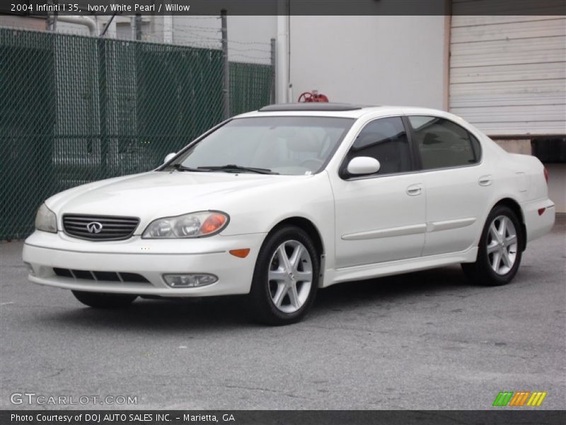 Front 3/4 View of 2004 I 35