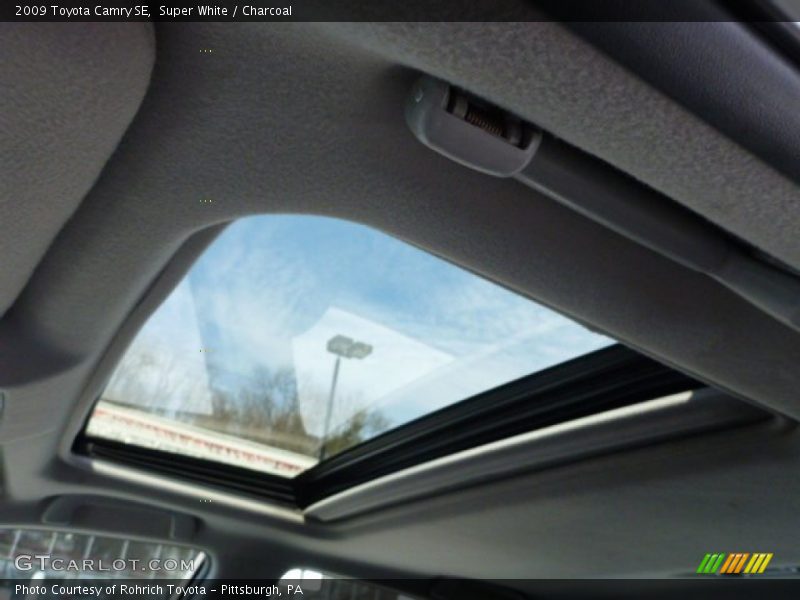 Super White / Charcoal 2009 Toyota Camry SE