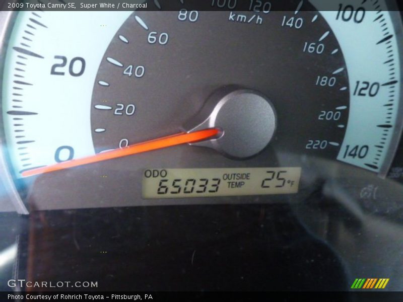 Super White / Charcoal 2009 Toyota Camry SE