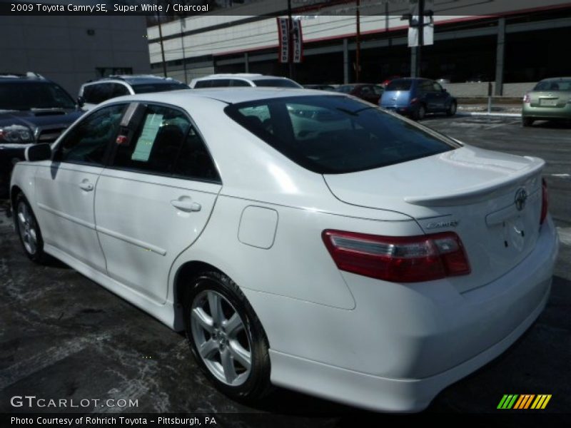 Super White / Charcoal 2009 Toyota Camry SE