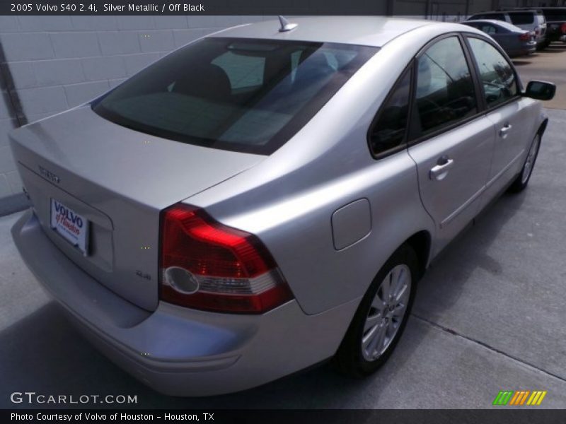 Silver Metallic / Off Black 2005 Volvo S40 2.4i