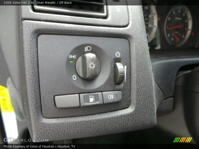 Silver Metallic / Off Black 2005 Volvo S40 2.4i