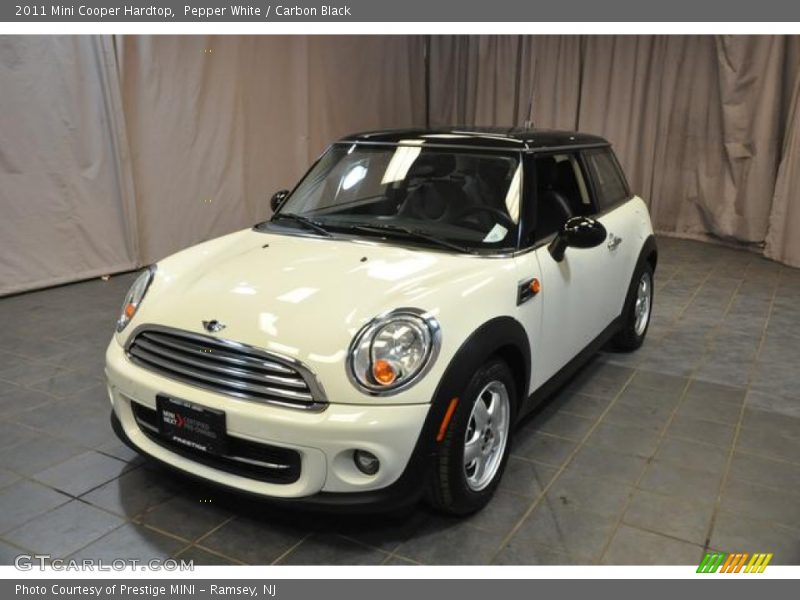 Pepper White / Carbon Black 2011 Mini Cooper Hardtop