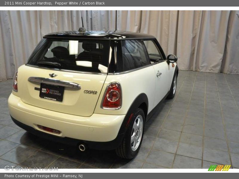 Pepper White / Carbon Black 2011 Mini Cooper Hardtop