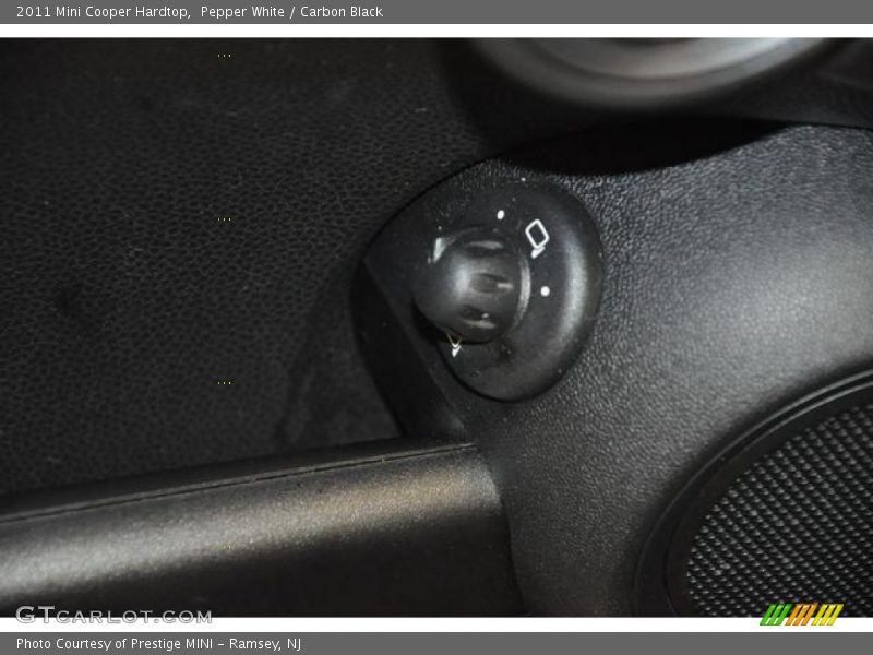Pepper White / Carbon Black 2011 Mini Cooper Hardtop