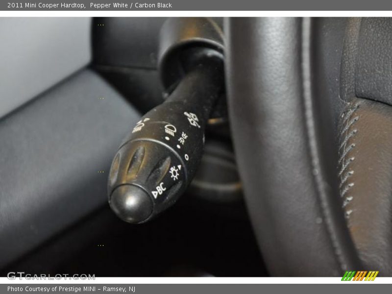 Pepper White / Carbon Black 2011 Mini Cooper Hardtop
