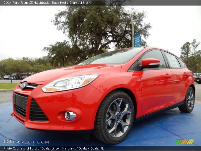 Front 3/4 View of 2014 Focus SE Hatchback