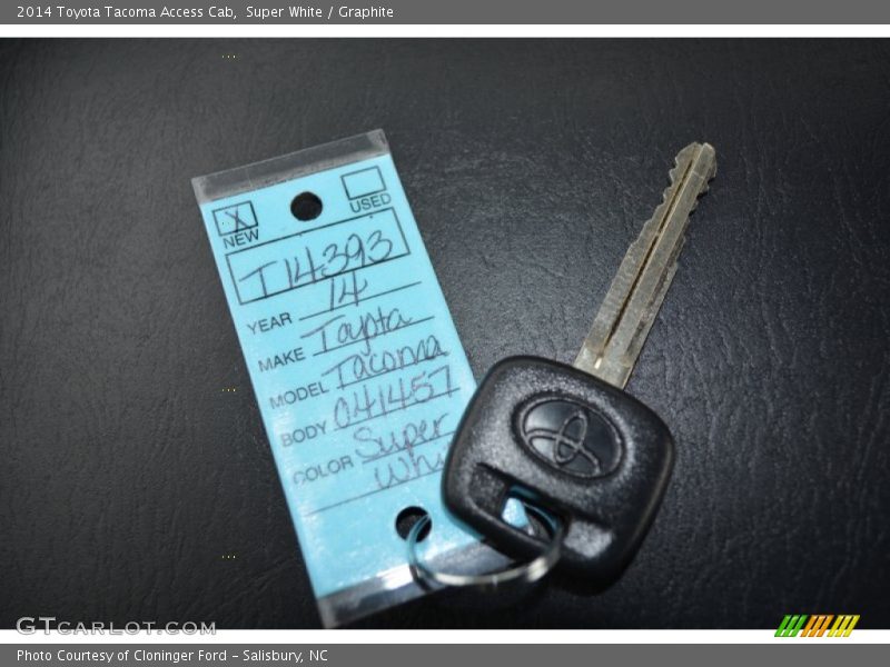 Super White / Graphite 2014 Toyota Tacoma Access Cab