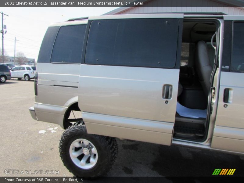 Medium Bronzemist Metallic / Pewter 2001 Chevrolet Astro LS Passenger Van