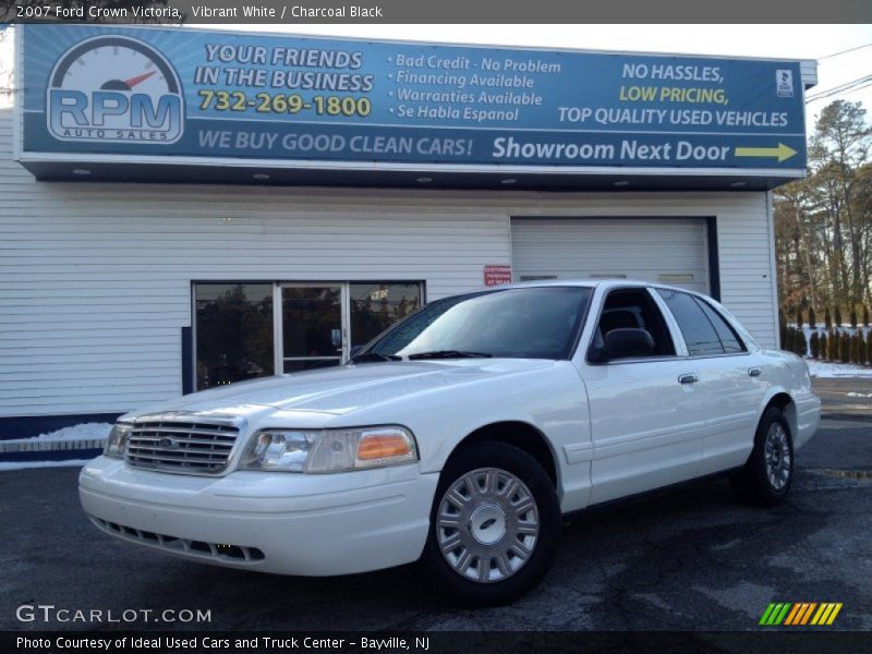 Vibrant White / Charcoal Black 2007 Ford Crown Victoria