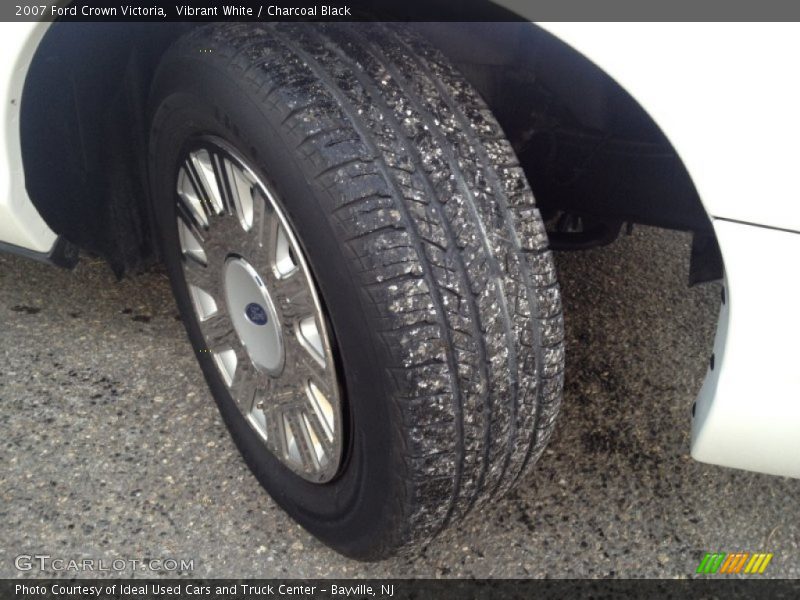 Vibrant White / Charcoal Black 2007 Ford Crown Victoria