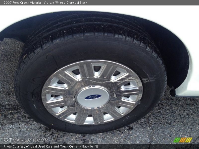 Vibrant White / Charcoal Black 2007 Ford Crown Victoria