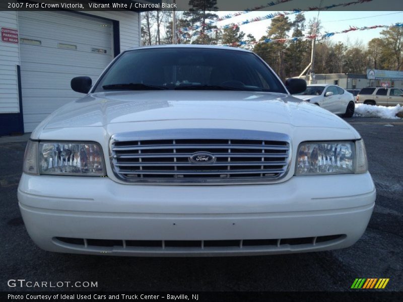 Vibrant White / Charcoal Black 2007 Ford Crown Victoria
