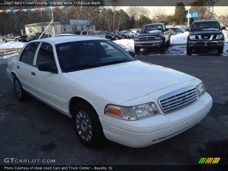 Vibrant White / Charcoal Black 2007 Ford Crown Victoria