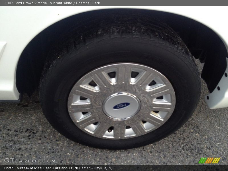 Vibrant White / Charcoal Black 2007 Ford Crown Victoria