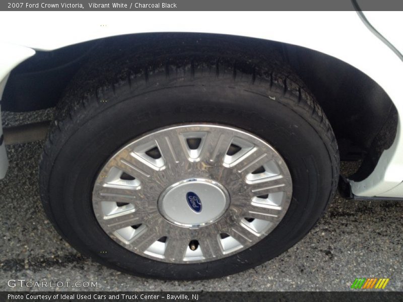 Vibrant White / Charcoal Black 2007 Ford Crown Victoria