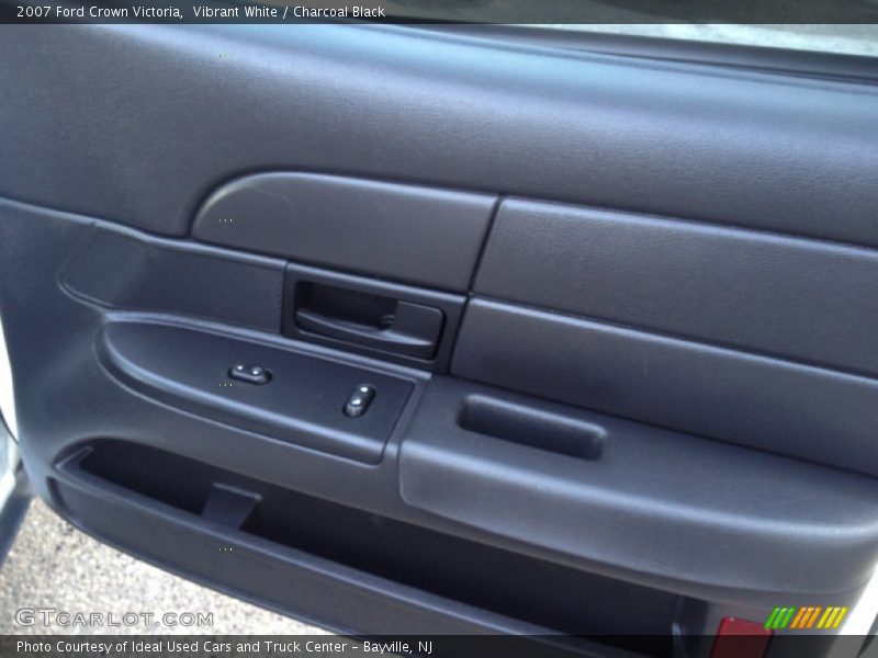 Vibrant White / Charcoal Black 2007 Ford Crown Victoria