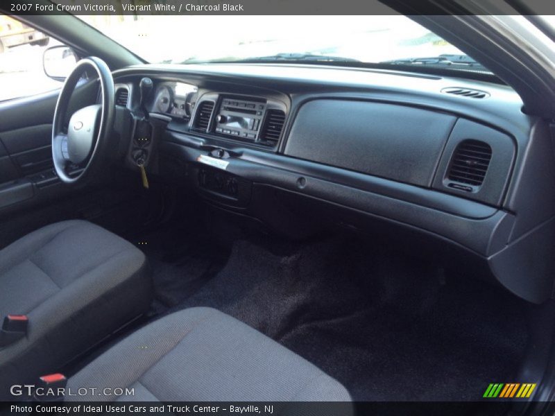 Vibrant White / Charcoal Black 2007 Ford Crown Victoria