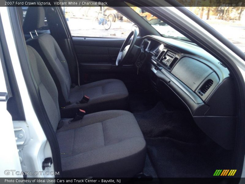 Vibrant White / Charcoal Black 2007 Ford Crown Victoria