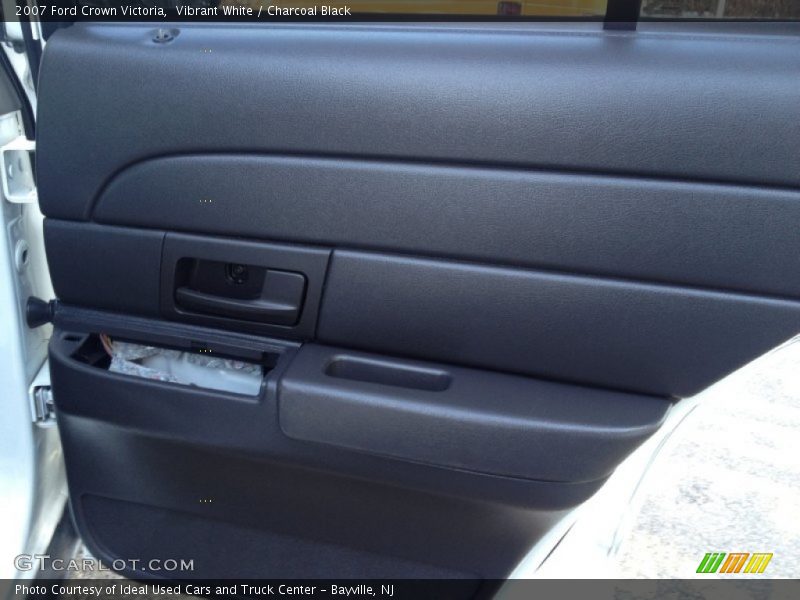 Vibrant White / Charcoal Black 2007 Ford Crown Victoria