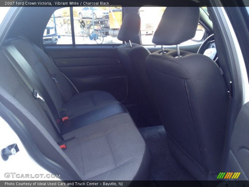 Vibrant White / Charcoal Black 2007 Ford Crown Victoria